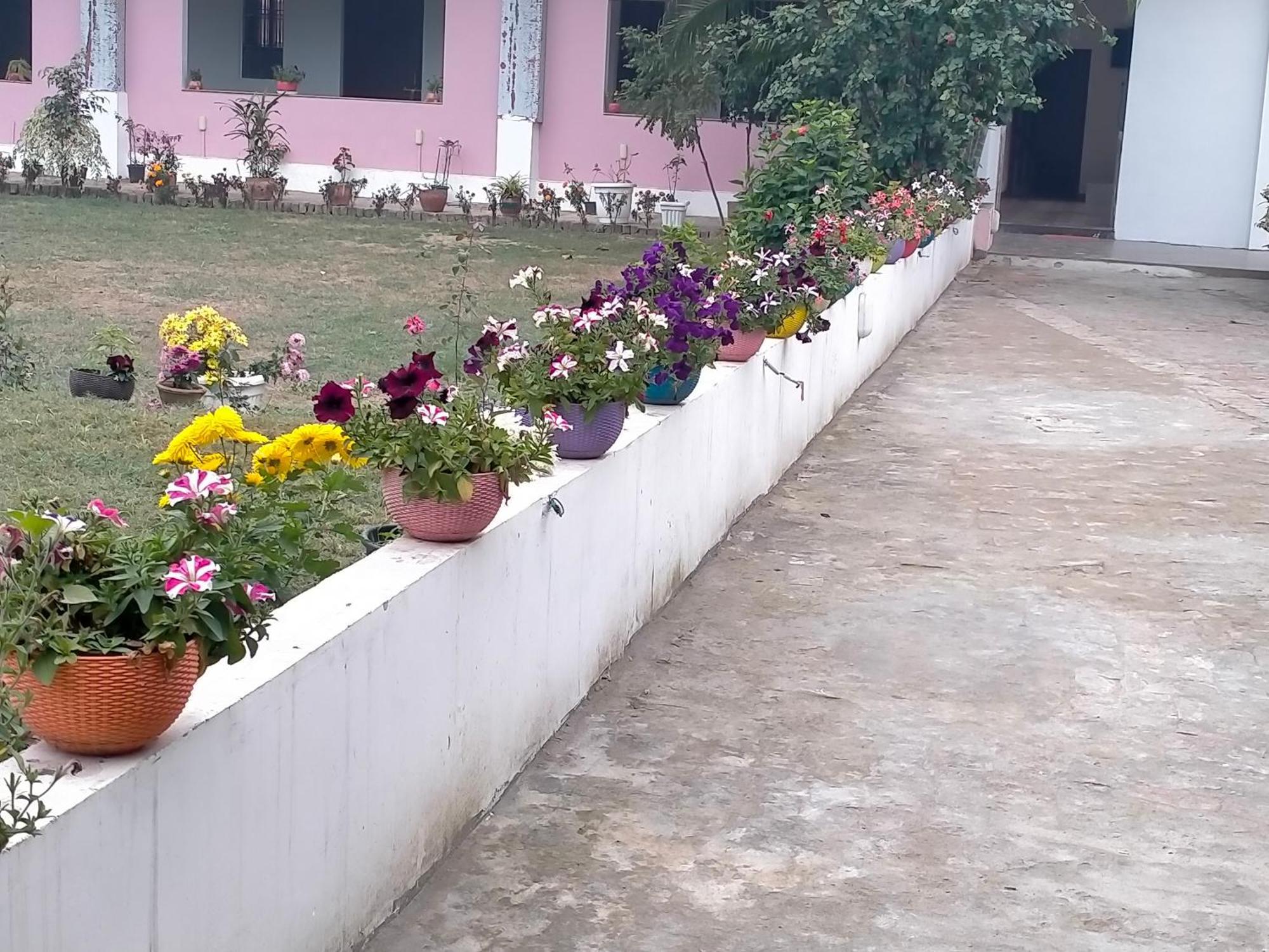 Vedic Villa Varanasi Esterno foto